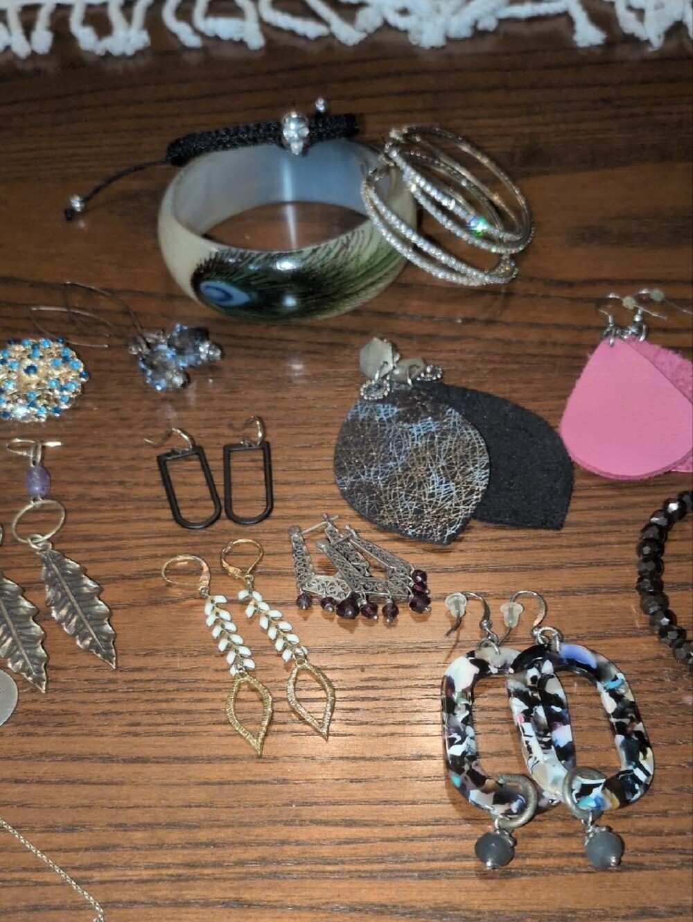 Lot Assorted Women’s Jewelry Set - Pink, Black, Multicolor Earrings & Bracelets - Picture 4 of 17